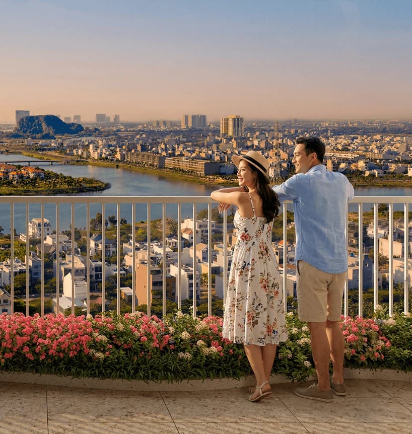 Cặp đôi trên ban công ngắm cảnh thành phố